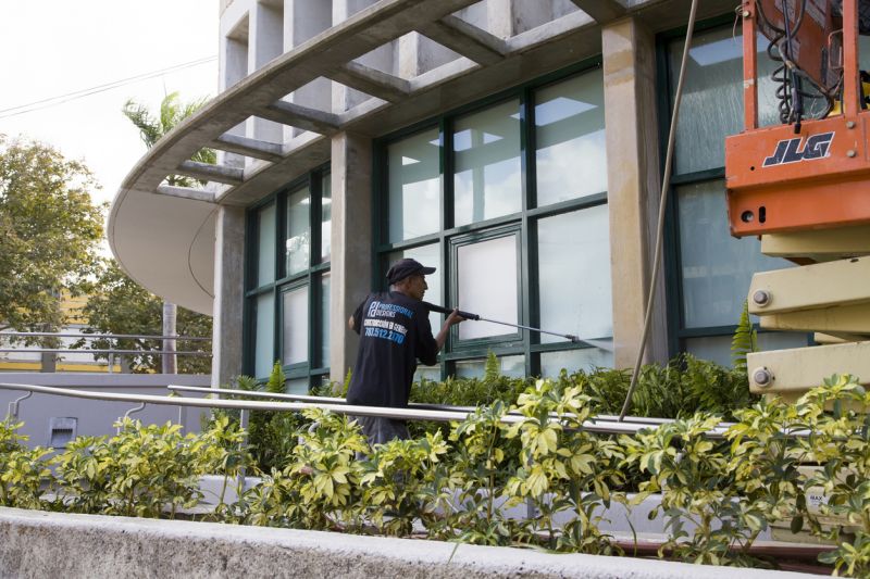 Safety and Precision Powerwashing